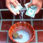 El Enigmático Ritual Del Manantial De Abundancia: Cómo Atraer Dinero Y Prosperidad Mediante El Poder Del Agua Y La Sal Mágica - Magia Blanca